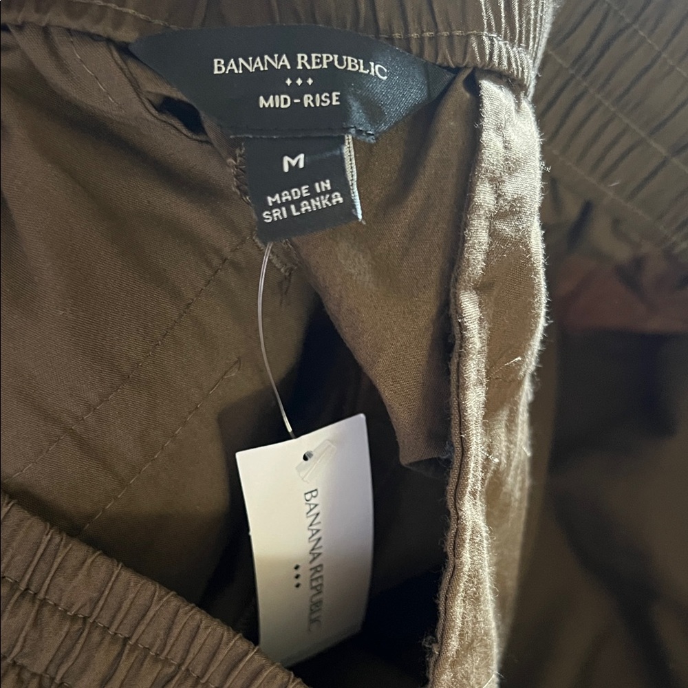 Banana Republic Mid-Rise Olive Green Women Shorts - Picture 4 of 4